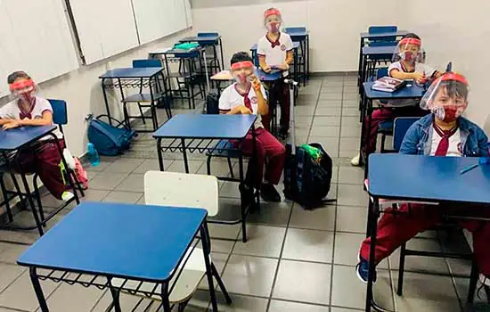 VOLTA ÀS AULAS – Pais resistem em mandar seus filhos para escolas