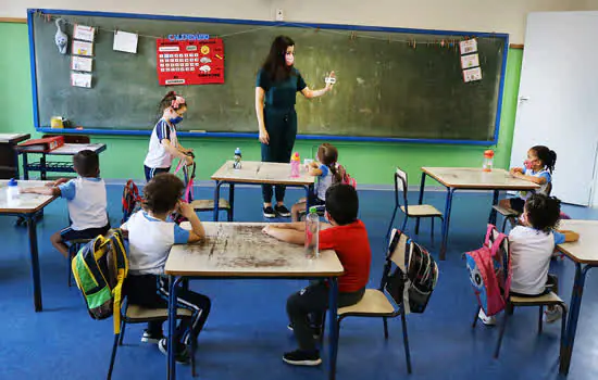 Escolas municipais de Diadema terão 100% de aulas presenciais a partir do dia 25