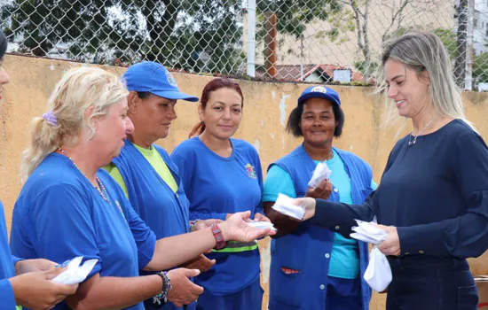 Com ajuda de voluntários