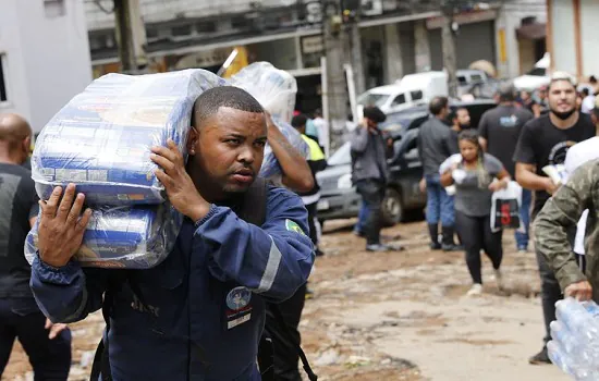 Voluntários se solidarizam e ajudam população de Petrópolis