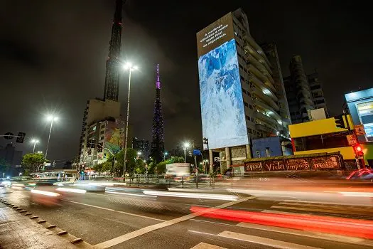 Volvo Cars realiza projeção mapeada simultânea no Brasil, Colômbia e México sobre clima