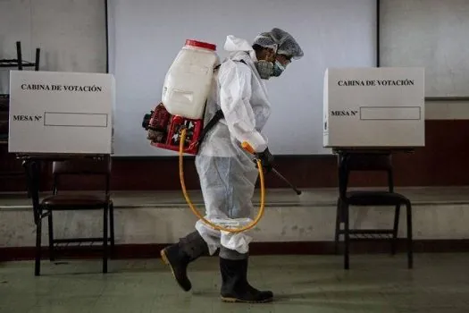 Equador e Peru têm dia de eleição com protocolos sanitários rígidos