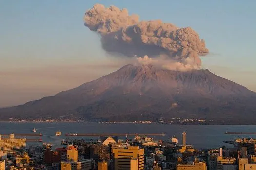 Erupção de vulcão provoca retirada em ilha do Japão