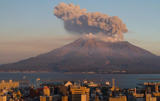 Erupção de vulcão provoca retirada em ilha do Japão