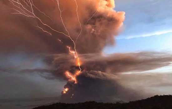 Erupção de vulcão obriga retirada de 8 mil nas Filipinas