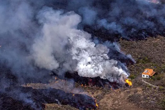 Vulcão de La Palma volta a lançar cinzas; lava se aproxima do mar