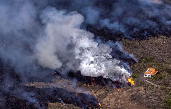 Vulcão de La Palma volta a lançar cinzas; lava se aproxima do mar