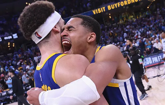 Warriors e Bucks confirmam favoritismo e vencem a 1ª em suas séries na NBA