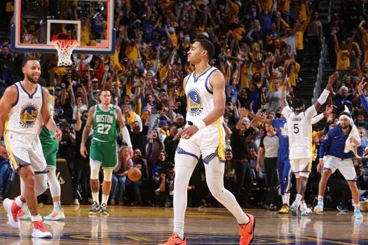 Warriors atropelam Celtics no terceiro quarto e empatam série final da NBA