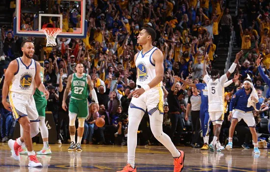 Warriors atropelam Celtics no terceiro quarto e empatam série final da NBA