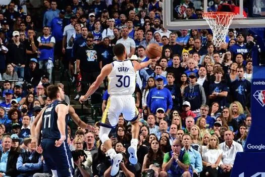 Curry e Wiggins brilham, Warriors batem Dallas e ficam bem perto da final da NBA