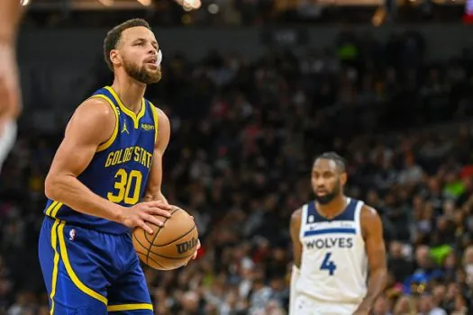 Warriors batem Timberwolves e entram na briga por vaga nos playoffs da NBA