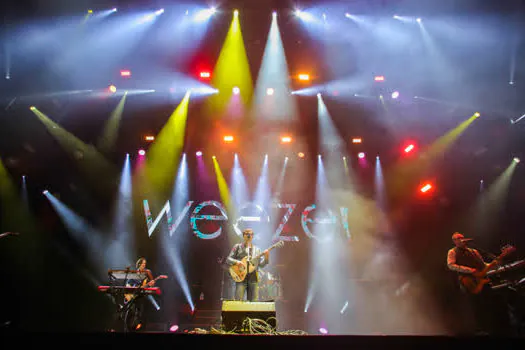 Weezer viaja no tempo e aposta em sucessos do passado em show em São Paulo