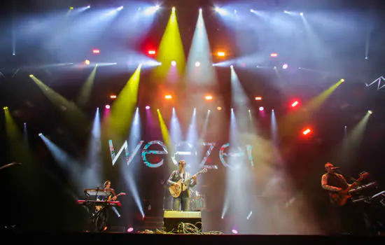 Weezer viaja no tempo e aposta em sucessos do passado em show em São Paulo