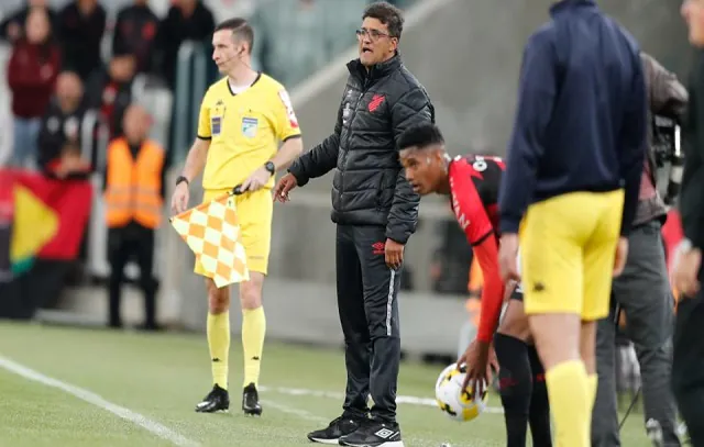 Athletico-PR terá Wesley Carvalho como técnico interino e Juca Antonello de auxiliar