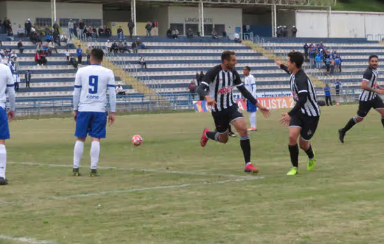 Wesley comemora primeiro gol pelo EC São Bernardo