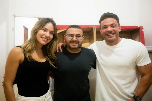 Wesley Safadão e Thyane visitam fã de Recife que terá casa reformada pelo WSolidário