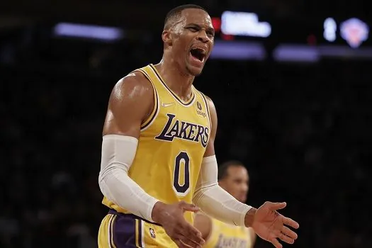 Desapontado por ficar no banco, Westbrook diz que está focado em ajudar os Lakers