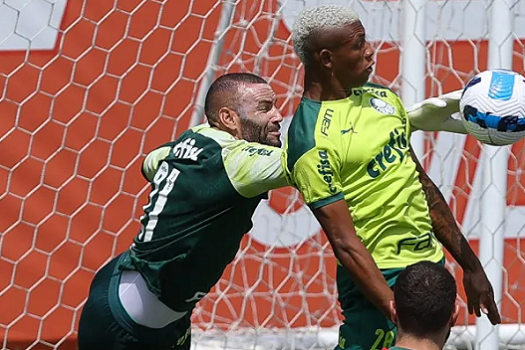 Weverton “prepara” Danilo para trote na seleção e festeja boa fase do Palmeiras