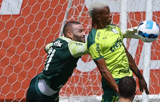 Weverton “prepara” Danilo para trote na seleção e festeja boa fase do Palmeiras