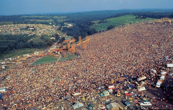 Festival de Woodstock é celebrado em documentário inédito no Brasil