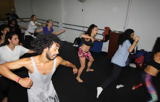 Alunos da Escola Municipal de Dança participam de Workshop