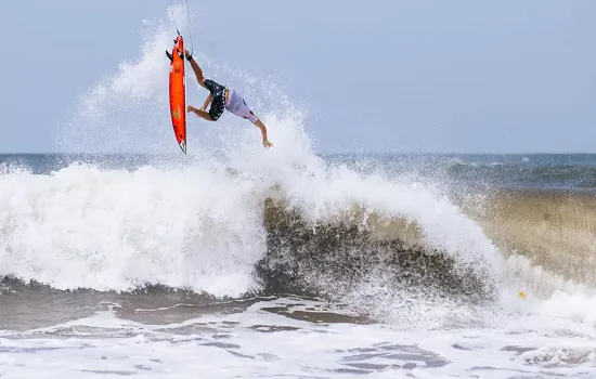 Yago Dora impressiona e avança em El Salvador ao lado de Medina