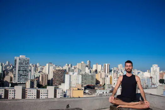 Atividades on-line promovem o bem-estar por meio de automassagem, meditação, yoga