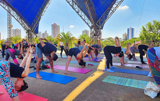 Grupo leva yoga de graça para Parque Central no domingo