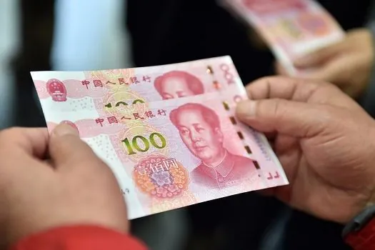 Na China, yuan atinge mínima histórica ante o dólar no mercado offshore