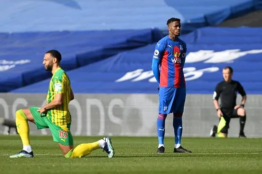 Na Inglaterra, Zaha se torna 1º jogador a não se ajoelhar: ‘Abusos continuam’