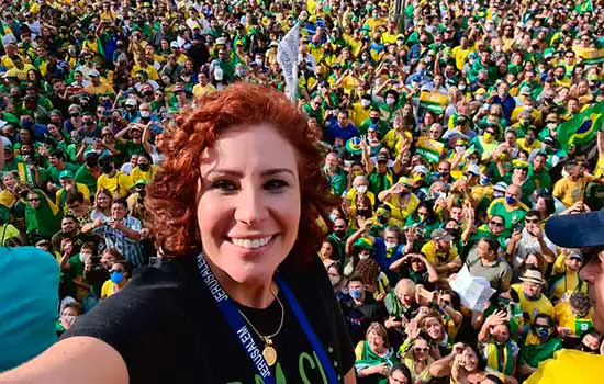 Manifestantes que defendem governo Bolsonaro lotam a Avenida Paulista