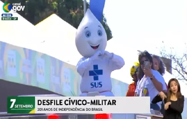 Mascote Zé Gotinha é o mais aplaudido no desfile de 7 de setembro em Brasília