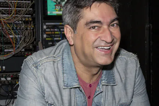 Zeca Camargo promove batalha musical entre girls band e boys band no “Replay”