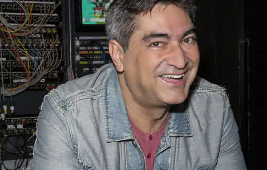 Zeca Camargo promove batalha musical entre girls band e boys band no “Replay”