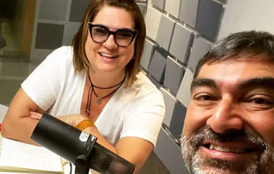 Zeca Camargo e Lu Dias relembram músicas que são cantadas erradas no “Replay”