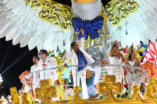 Homenagem a sambistas e ‘levitação’ marcam primeira noite de desfiles no Rio