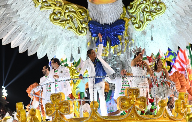 Homenagem a sambistas e ‘levitação’ marcam primeira noite de desfiles no Rio
