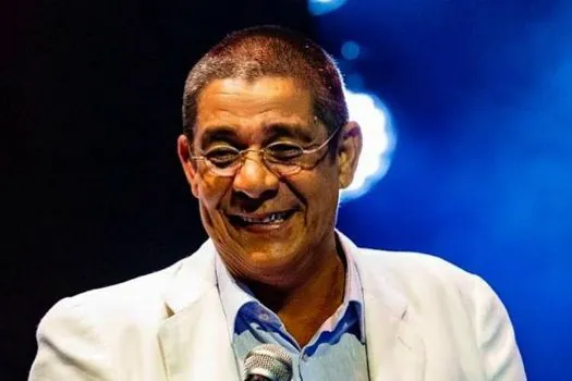 Zeca Pagodinho convida Bruno Mars para conhecer Xerém e beber cerveja