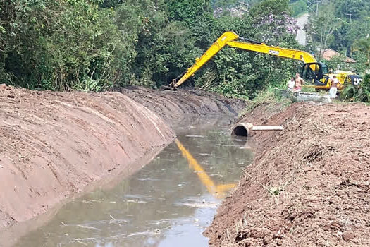 Ribeirão Pires intensifica serviços de limpeza e desassoreamento de córregos