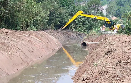 Ribeirão Pires intensifica serviços de limpeza e desassoreamento de córregos