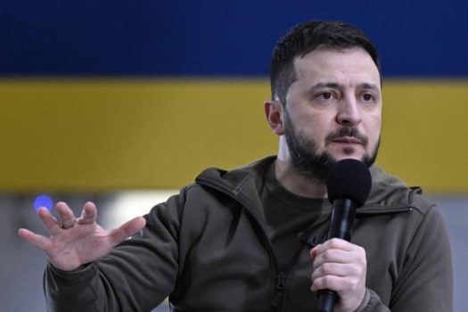 Zelensky volta a Kiev após assegurar pacote de apoio militar dos EUA