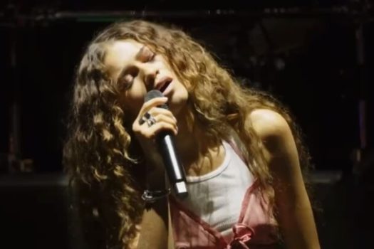 De surpresa Zendaya sobe no palco do Coachella e canta trilha sonora de ‘Euphoria’