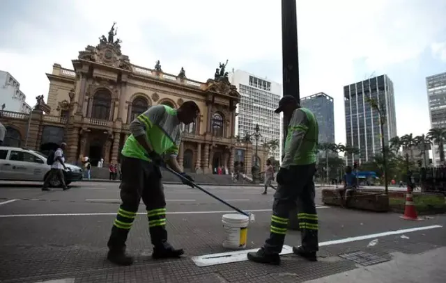 Calçadão do Theatro Municipal de SP terá estacionamento